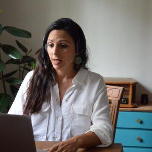 Raquel Durán, neurocoach, realizando una sesión online desde su espacio de trabajo