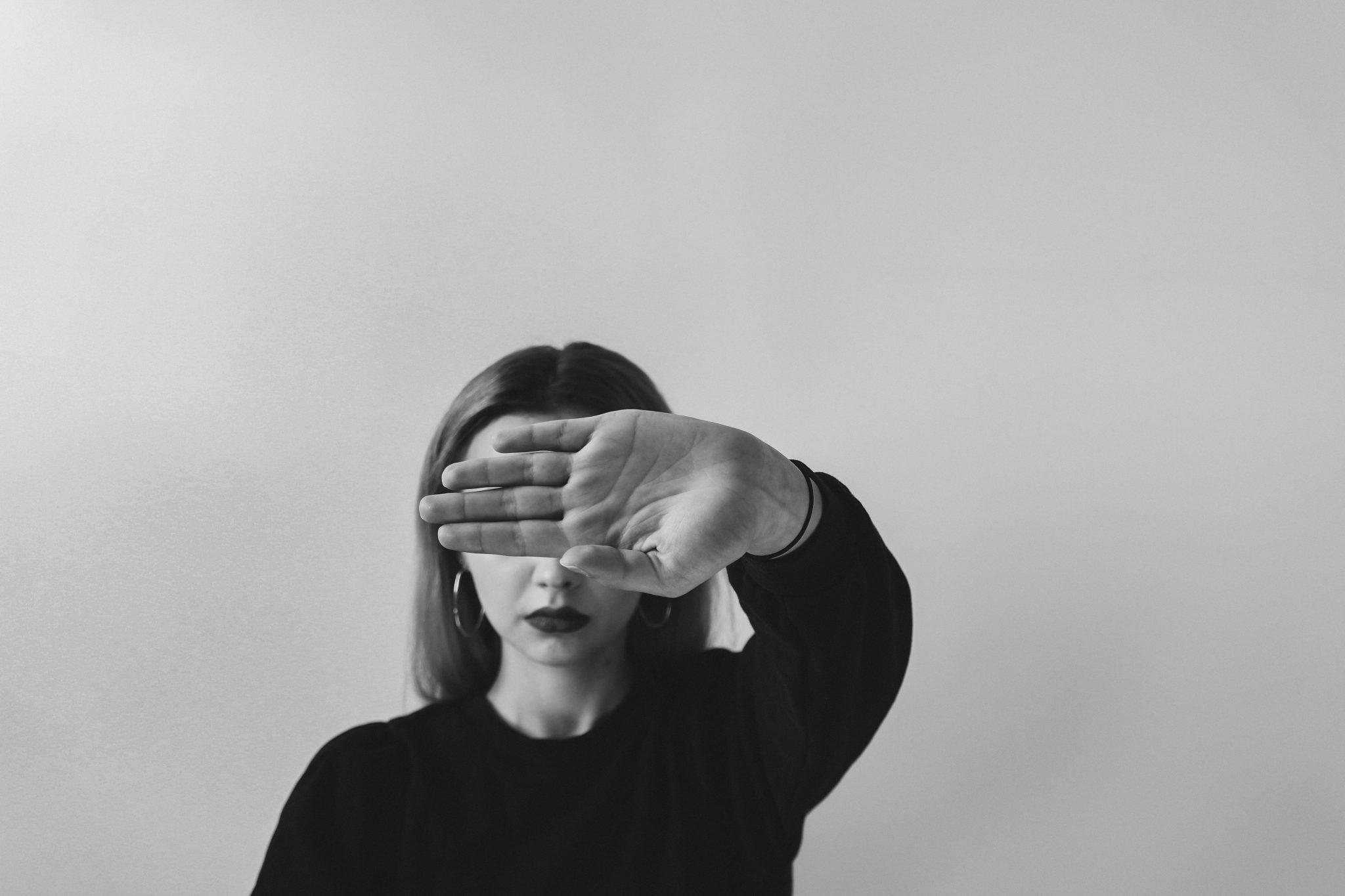 Mujer cubriéndose los ojos con la mano