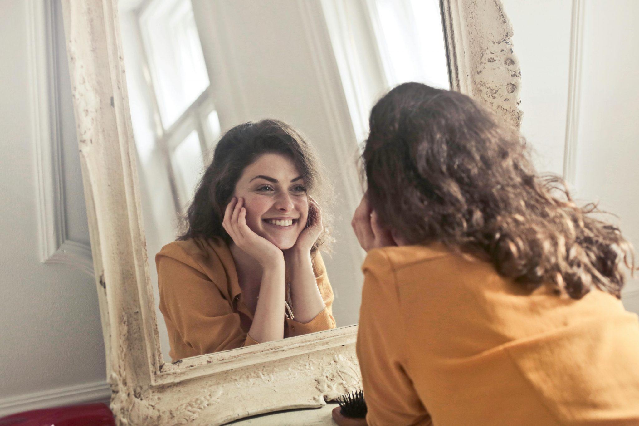 Dos mujeres conversando junto a una ventana