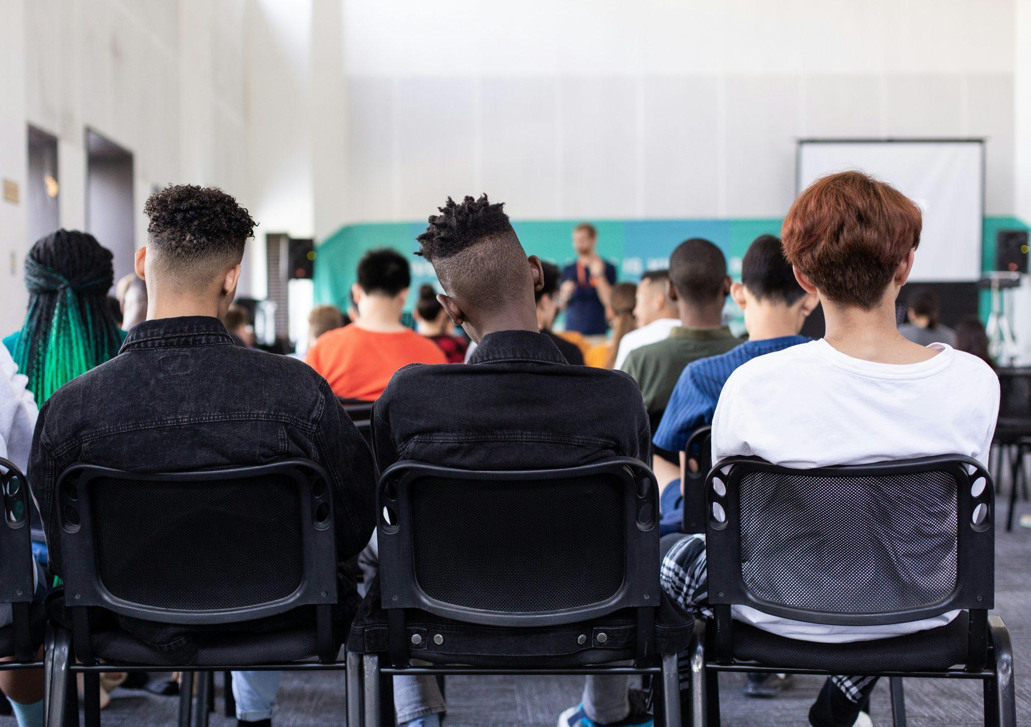 Sala con asistentes durante una formación