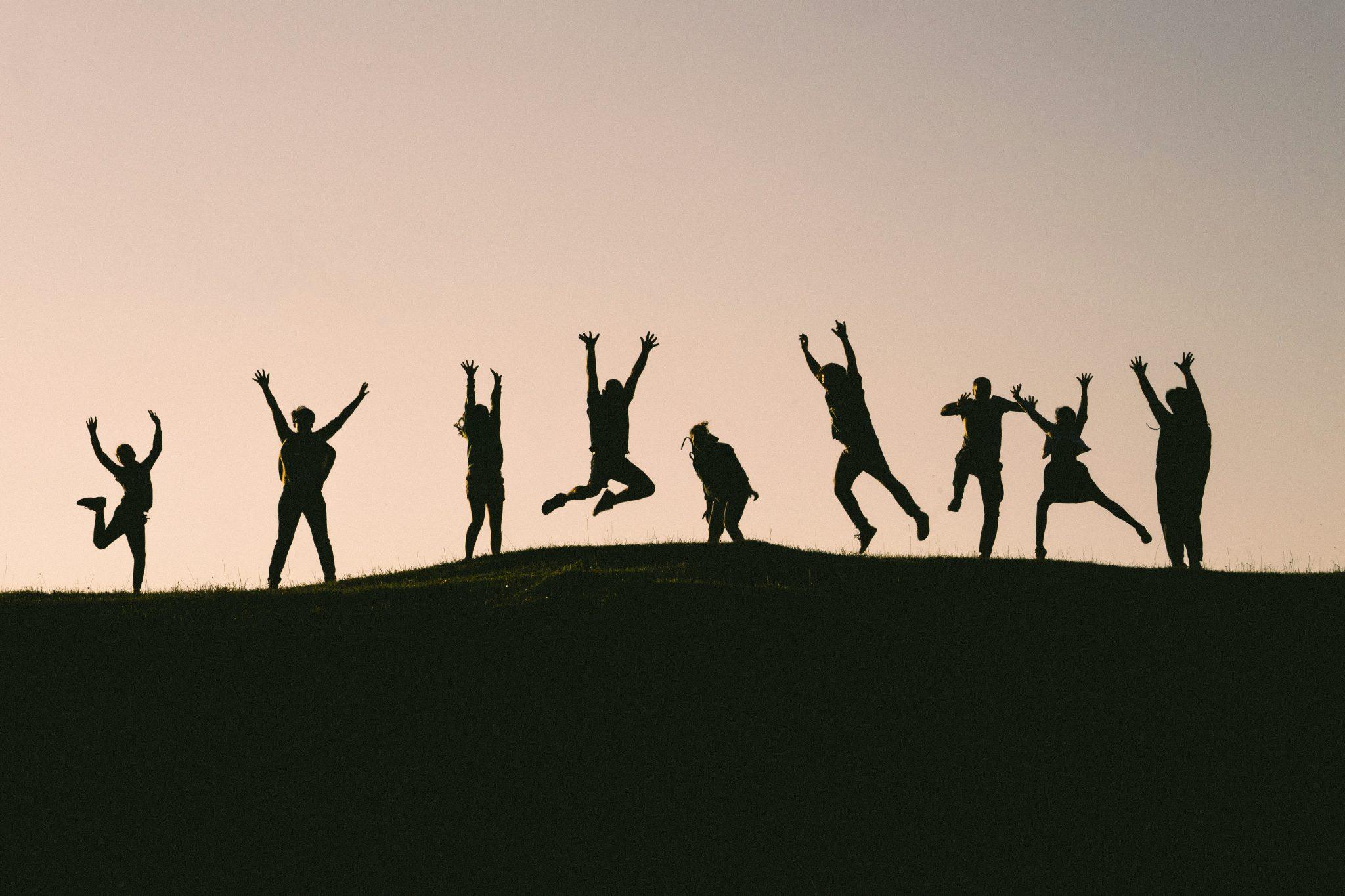 Grupo de personas al atardecer en el campo