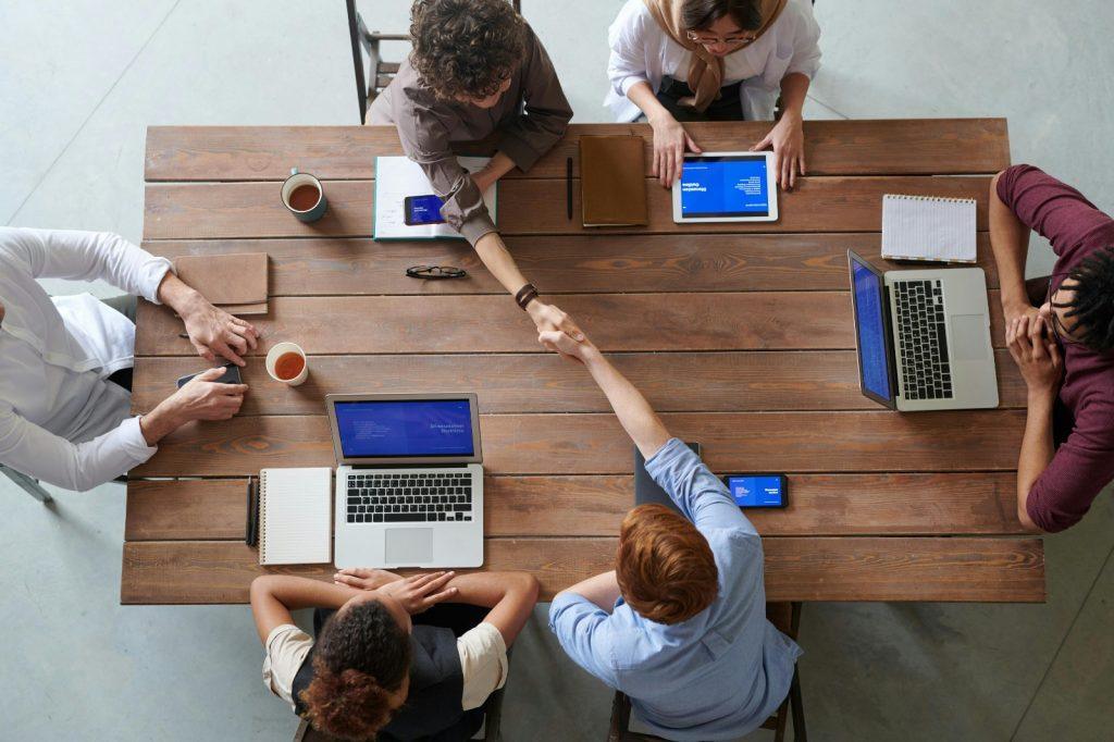Equipo de trabajo reunido alrededor de una mesa