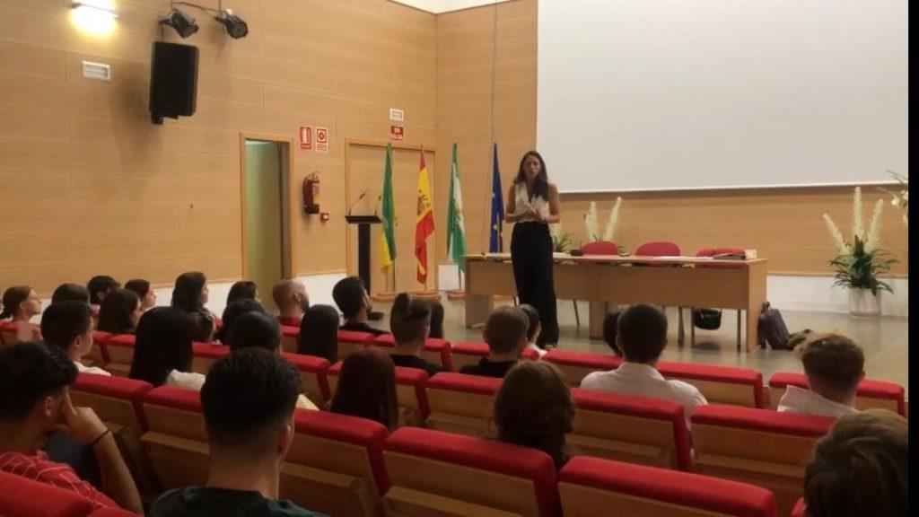 Raquel Durán durante una charla ante un auditorio