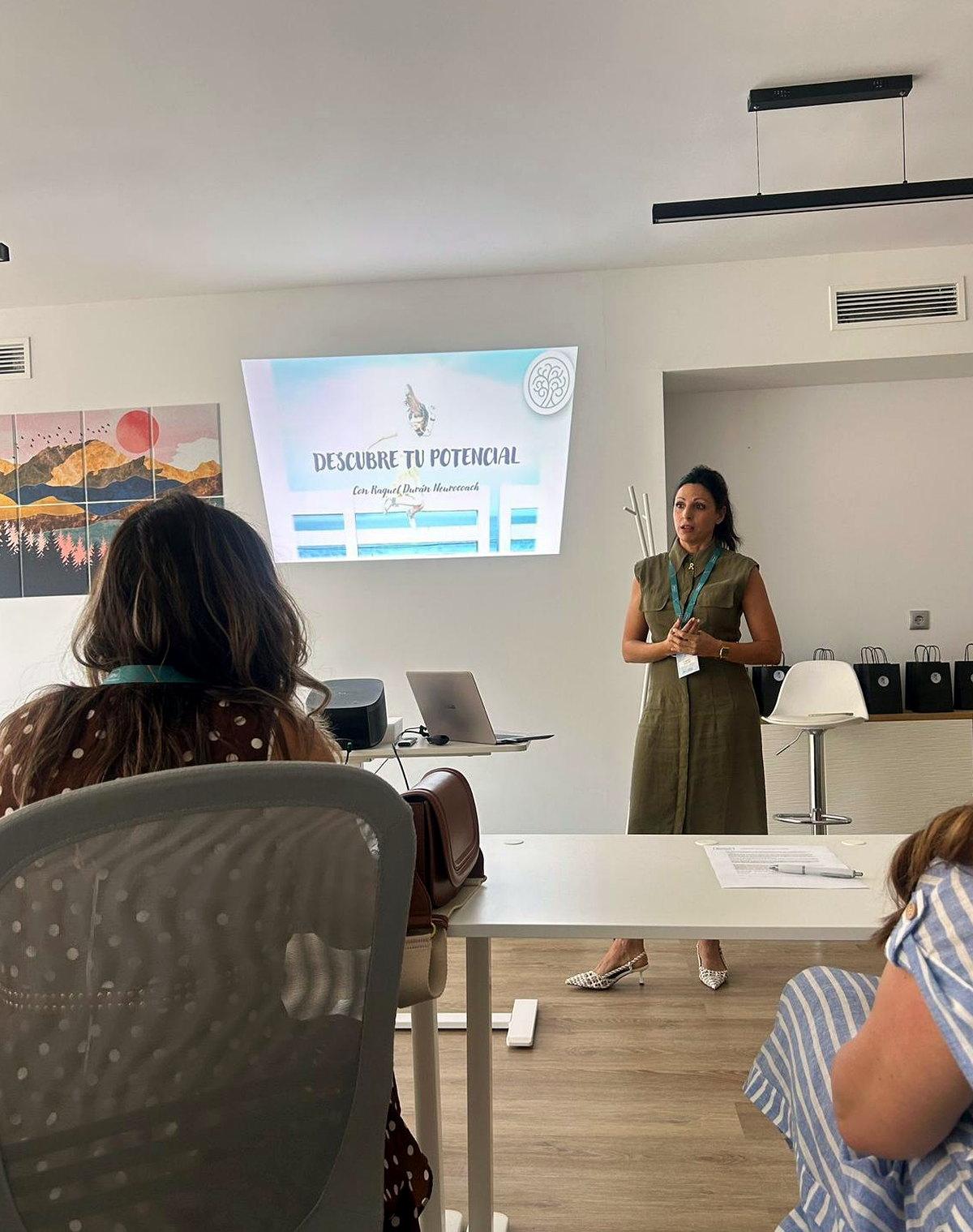 Grupo trabajando en un taller de neurocoaching de Raquel Durán