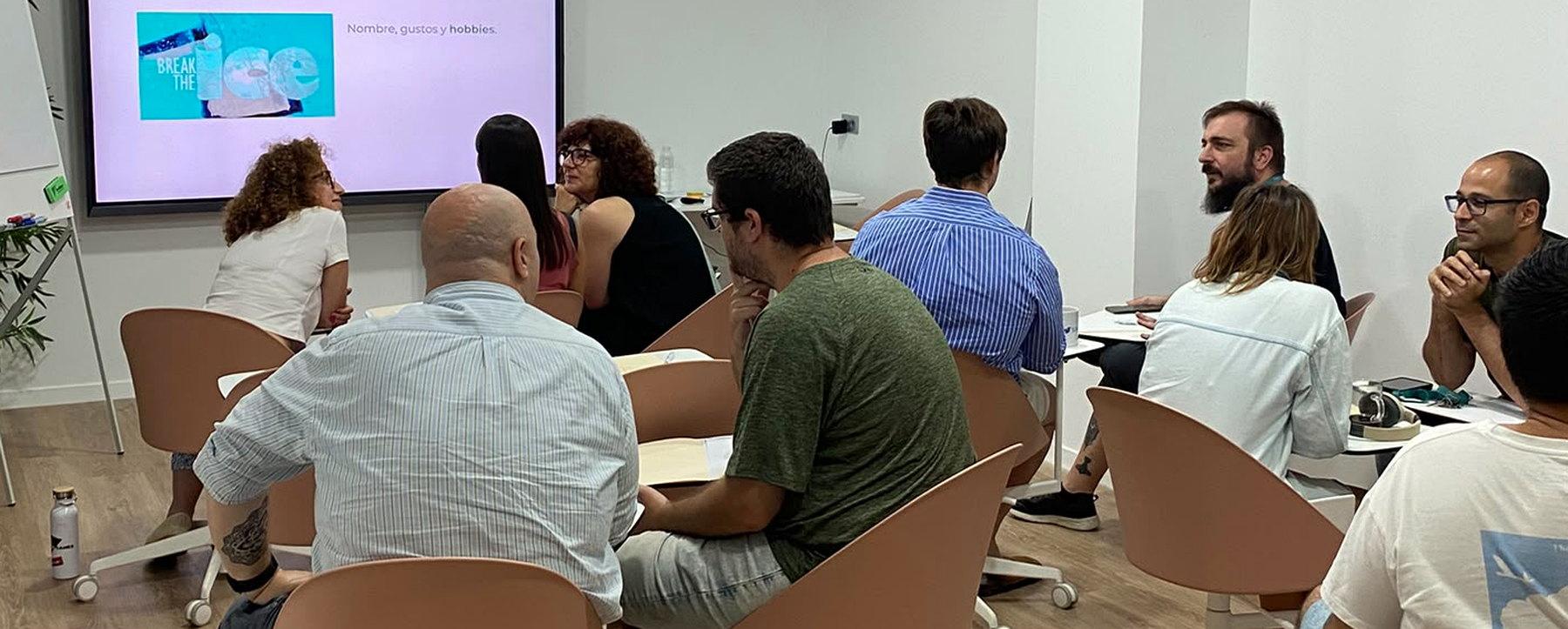 Raquel Durán impartiendo un taller de neurocoaching a un grupo