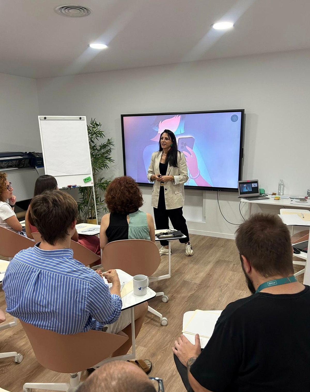 Raquel Durán impartiendo un taller de neurocoaching a un grupo
