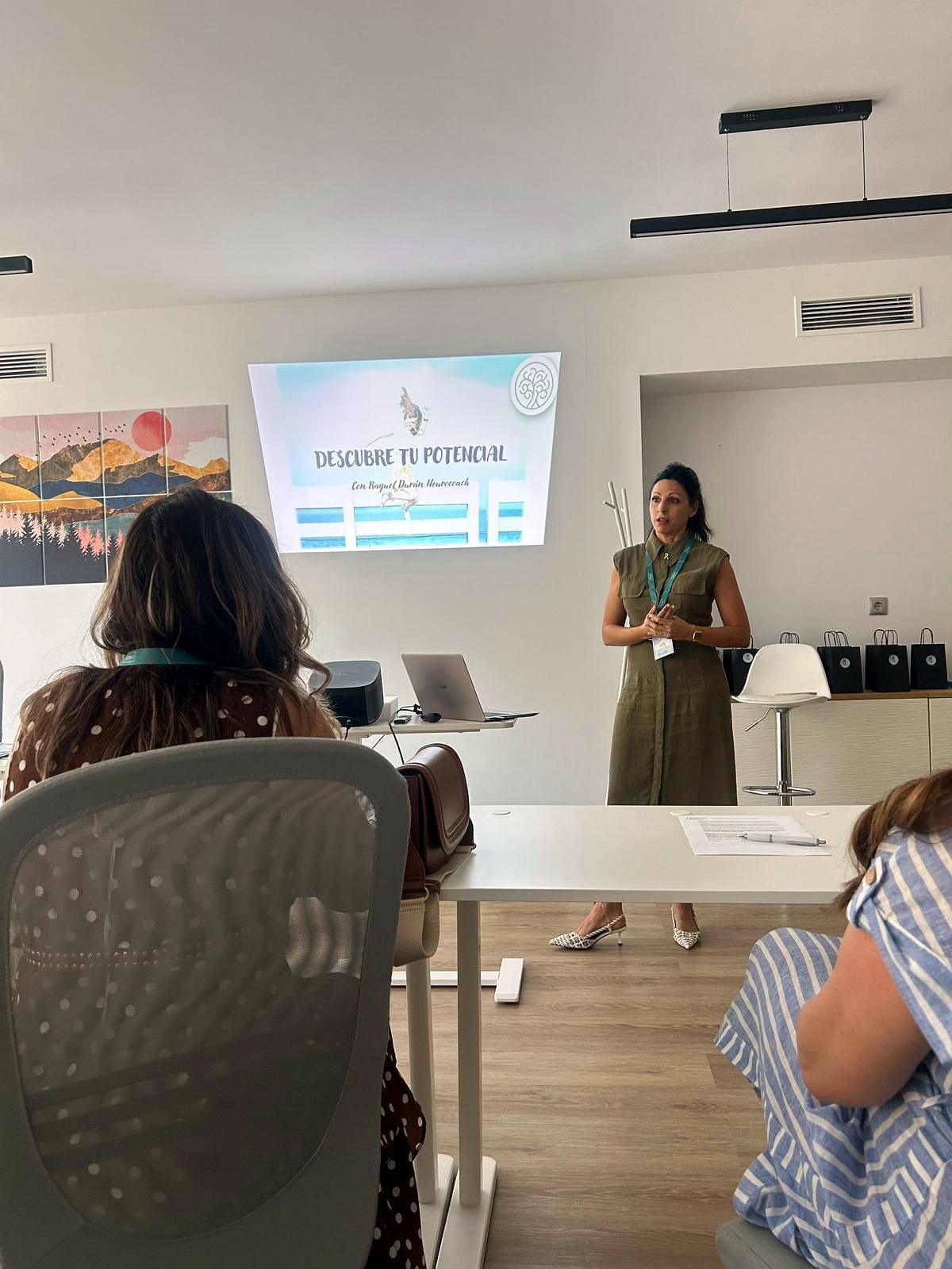 Raquel Durán impartiendo la formación Descubre tu potencial a un equipo de empresa en Málaga