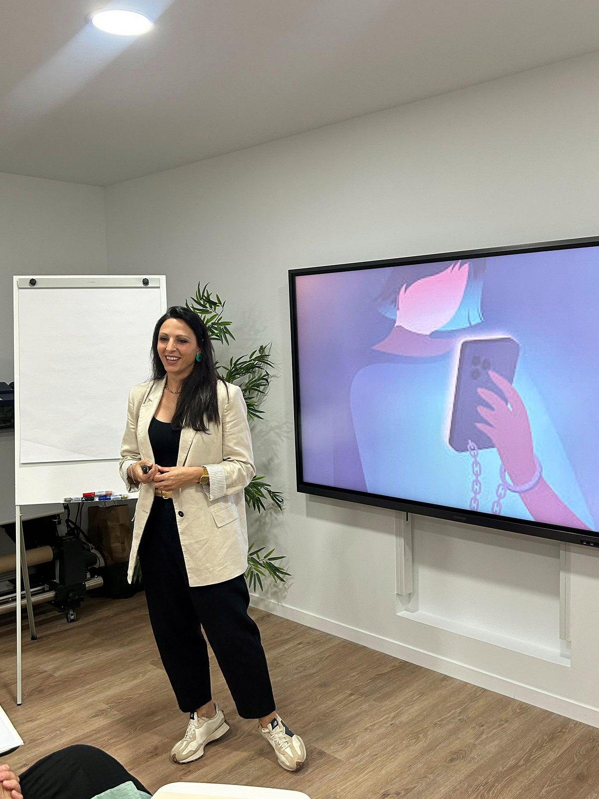 Raquel Durán impartiendo un taller de gestión emocional para empresas